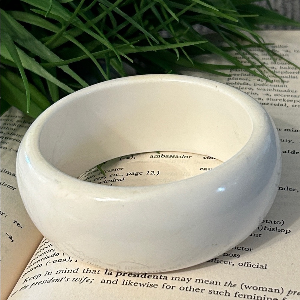 White Bangle Bracelet chunky lucite acrylic bangle 70s 80s vibe